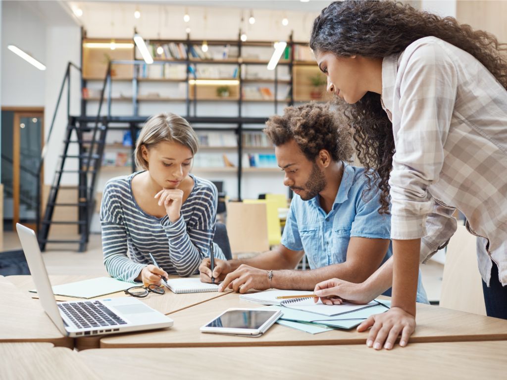 Fotografía de un grupo de estudiantes trabajando.