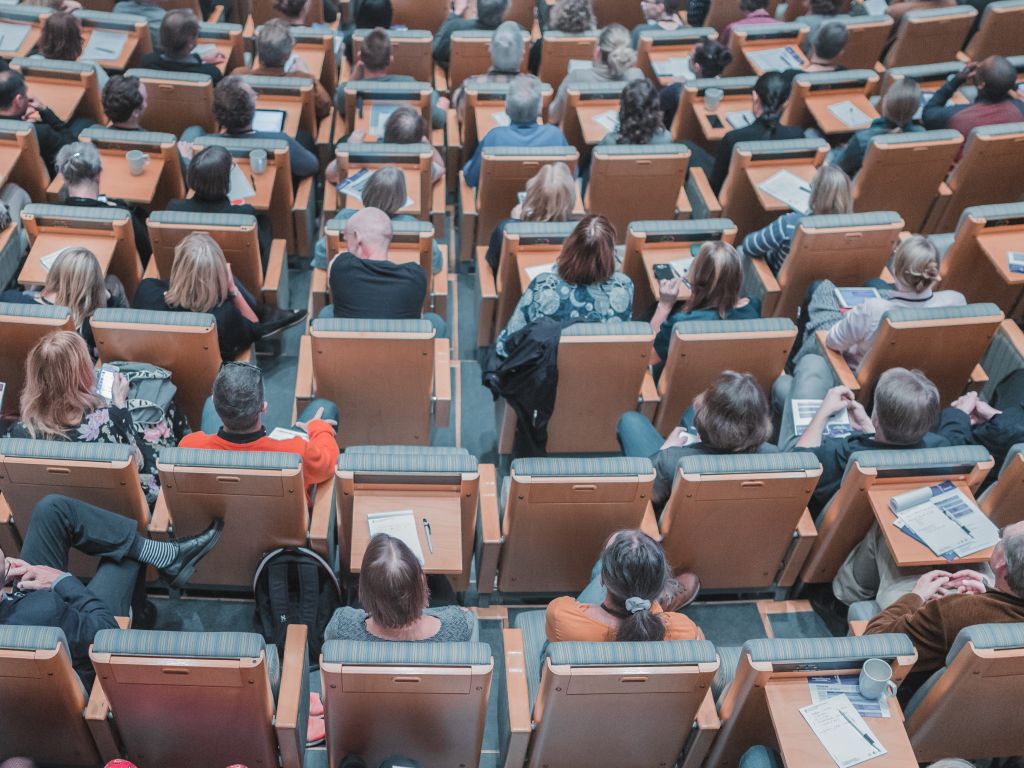 Fotografia de estudantes em um anfiteatro