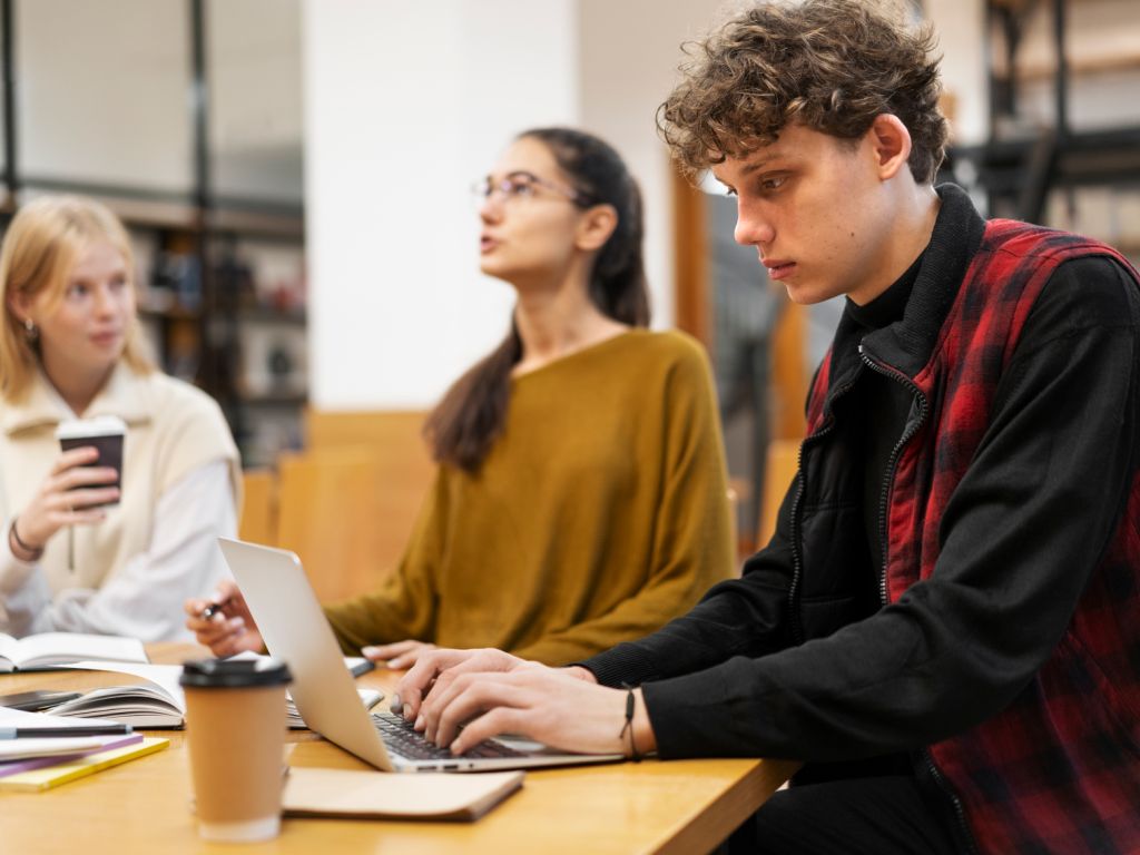 Fotografía de estudiantes en un anfiteatro