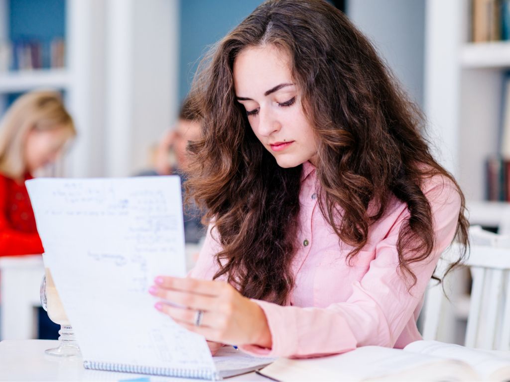 Fotografía de estudiantes en un anfiteatro