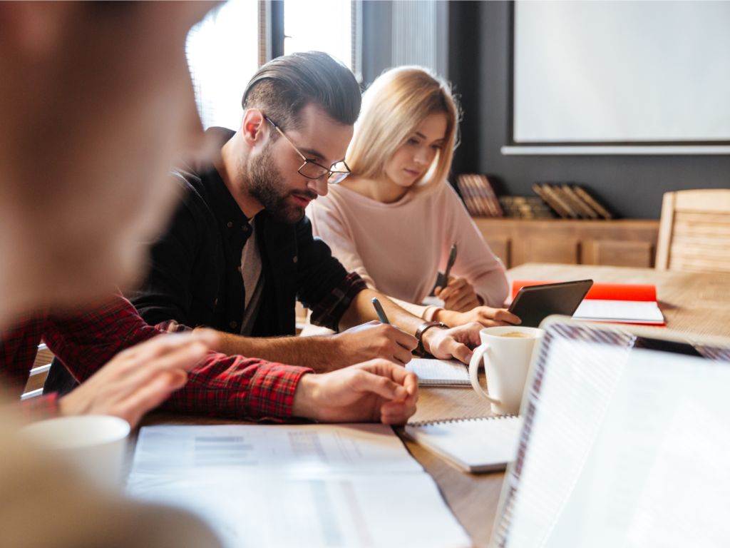 Fotografía de dos personas estudiando.