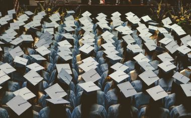 Studenten tragen Abschlusshüte – Bildnachweis: Joshua Hoehne